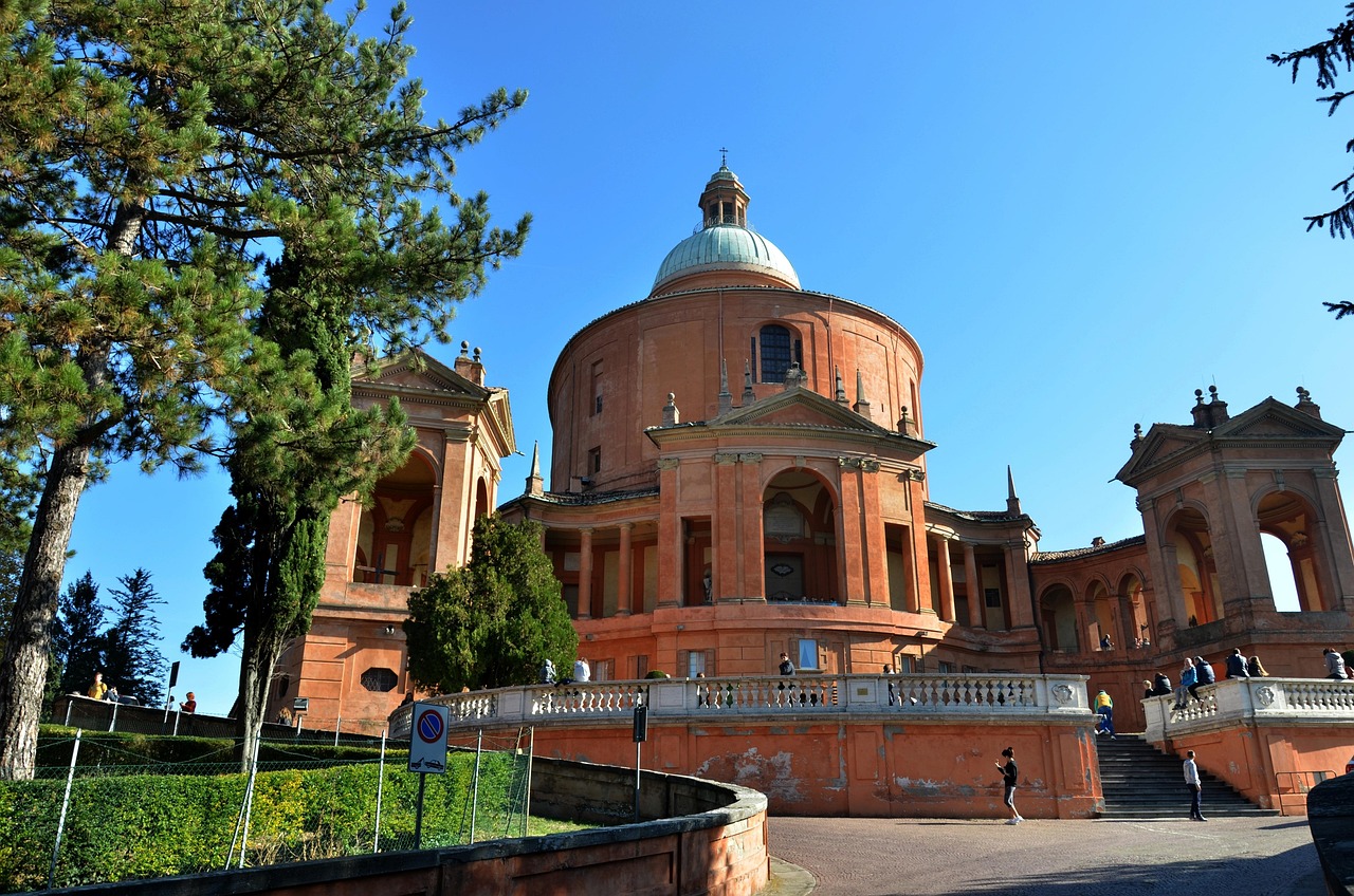 Santuario in Lombardia con architettura storica e paesaggio circostante suggestivo.