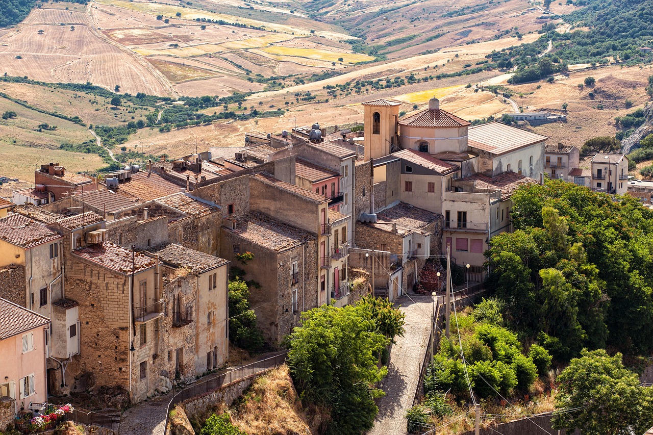 Panorama tranquillo di un caratteristico paese siciliano immerso nella natura.