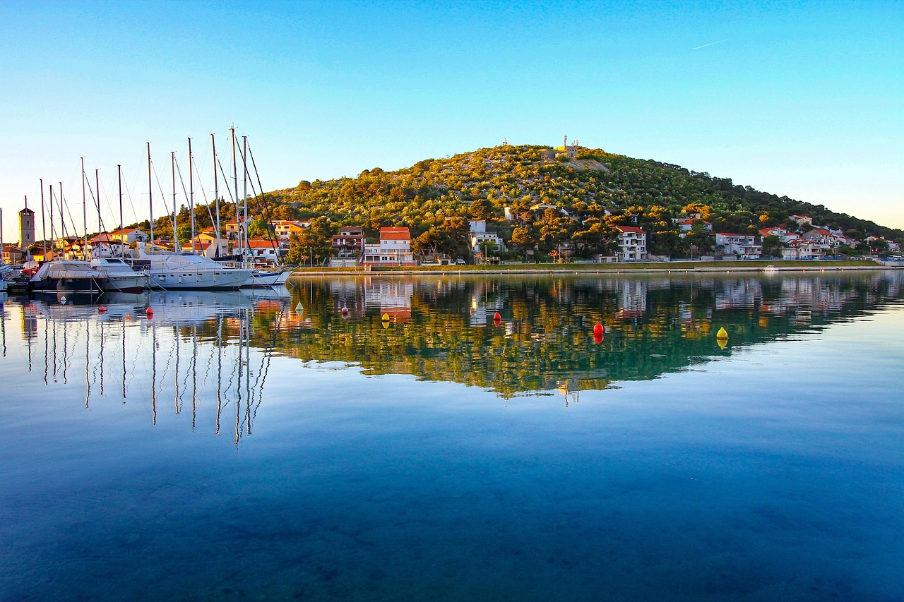 Panorama della Croazia centrale con colline verdi e un villaggio pittoresco.