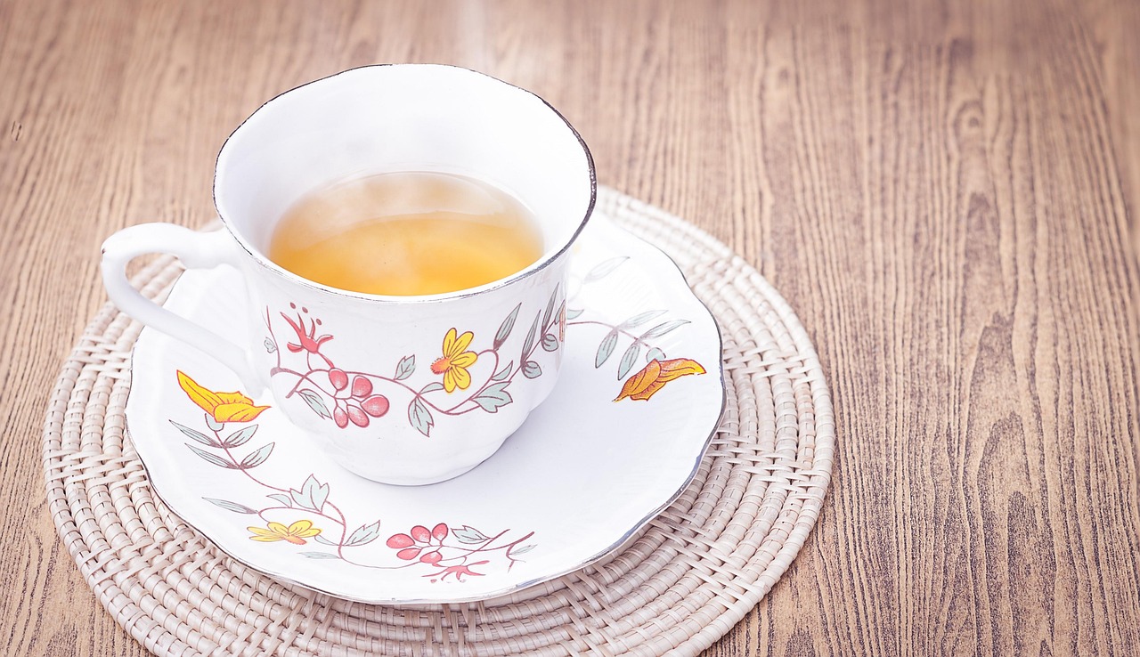 Tisana serale in una tazza, con erbe e ingredienti naturali per la salute intestinale.