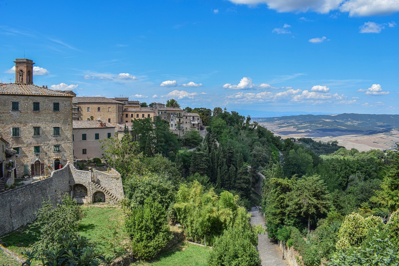 Panorama del borgo incantato in Umbria, con case in pietra e colline verdi, immerso nella magia del 2025.