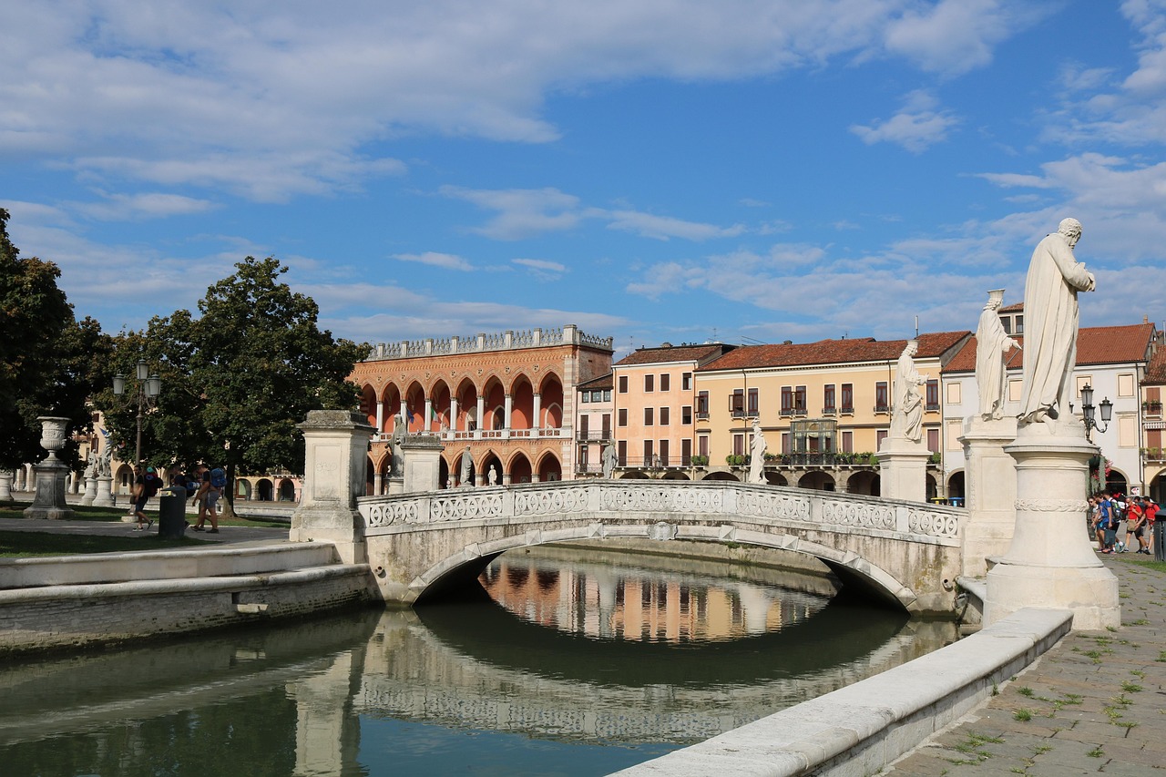 Panorama di una località nascosta nella provincia di Cremona, con natura e architettura tipica.