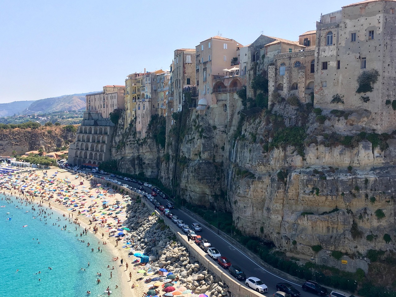 Panorama della Calabria con colline verdi e mare, simbolo dell'attrattiva turistica della regione.