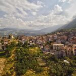 Borgo tranquillo d'Italia con stradine silenziose e case in pietra, ideale per una fuga rilassante.