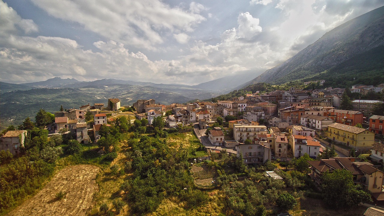Vista panoramica del borgo tranquillo, circondato da natura, ideale per meditazione e relax.