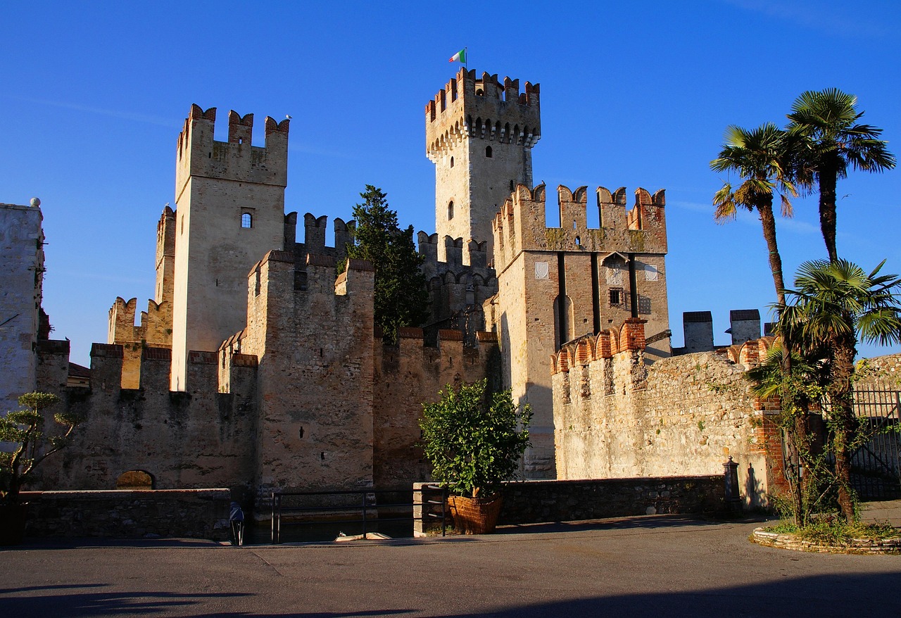 Vista panoramica di un suggestivo castello italiano circondato da colline verdi.
