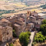 Borgo della Basilicata: panoramica suggestiva con architettura storica e paesaggio incantevole.