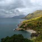 Vista panoramica della spiaggia di Cala Rossa, con acque cristalline e sabbia fine in Sicilia.
