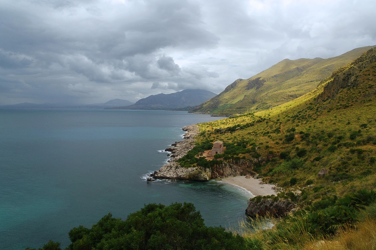 Vista panoramica della spiaggia di Cala Rossa, con acque cristalline e sabbia fine in Sicilia.
