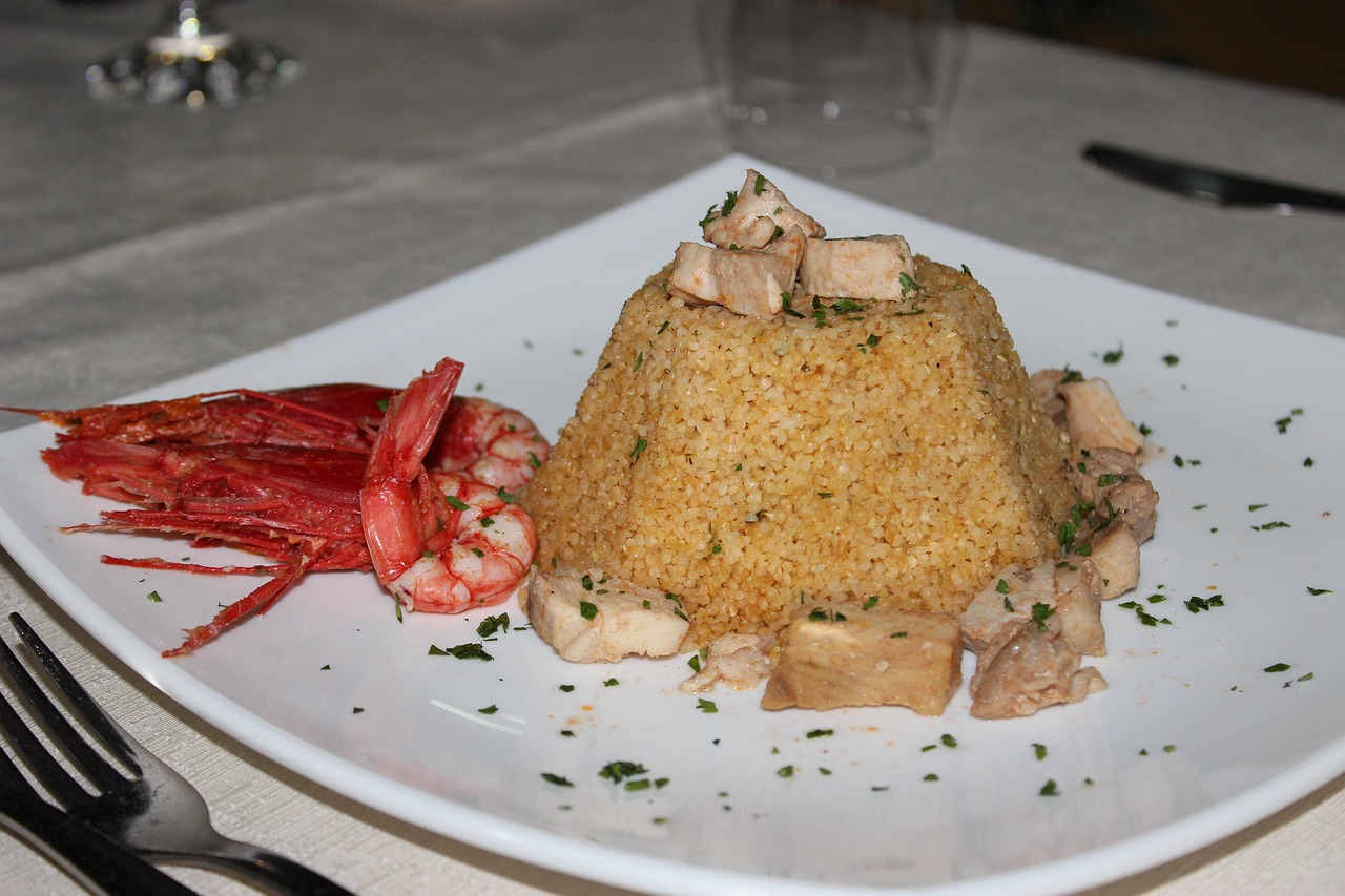 Couscous tradizionale servito in un ristorante di Trapani, simbolo della cultura gastronomica locale.