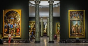 Vista del museo gratuito di Milano, con visitatori che ammirano opere d'arte contemporanea.