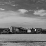 Case di mattoni rossi nel paesino emiliano illuminate dal sole.