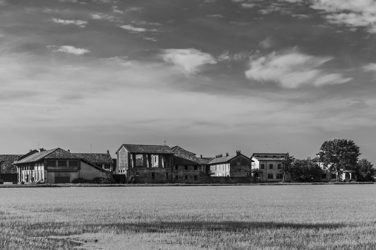 Case di mattoni rossi nel paesino emiliano illuminate dal sole.