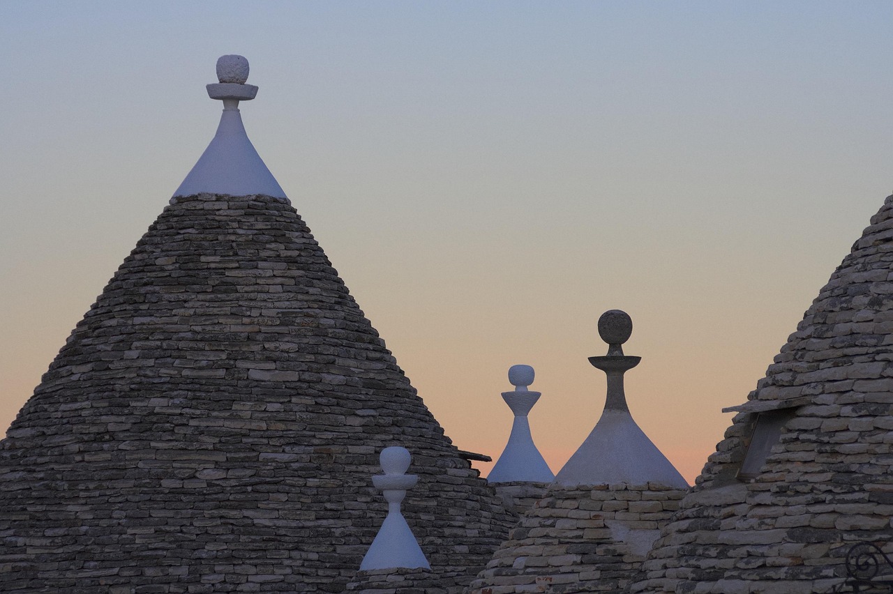 Trulli illuminati da luminarie festive ad Alberobello durante le celebrazioni natalizie.