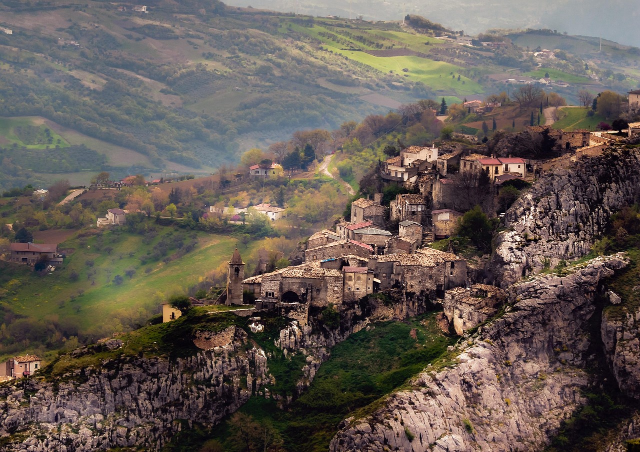 Panorama di un caratteristico paese lucano con stradine acciottolate e antiche abitazioni.