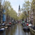 Panorama della città olandese meno conosciuta, con canali e architettura tipica.