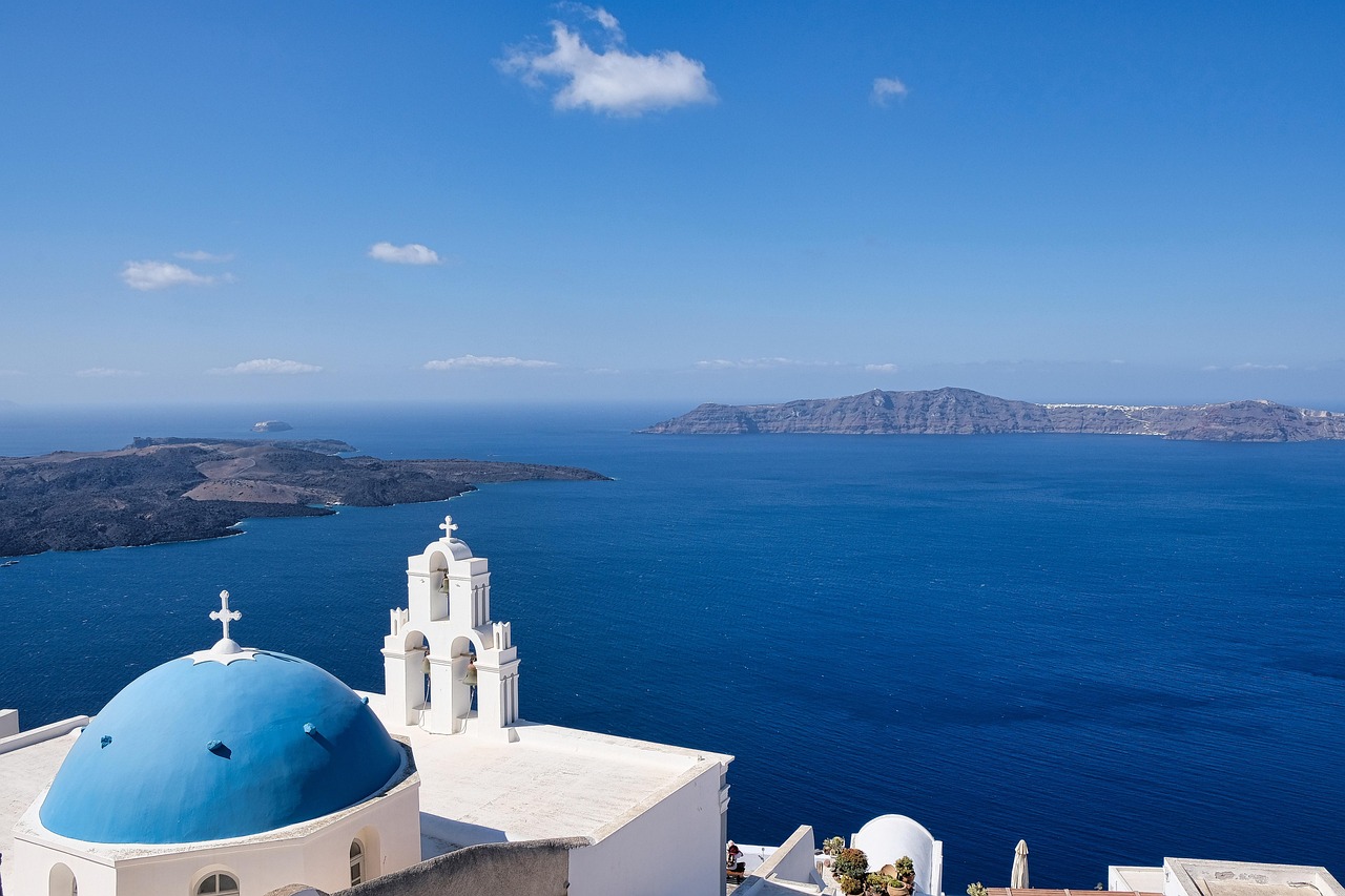 Vista panoramica della Grecia continentale con montagne e villaggi tradizionali.