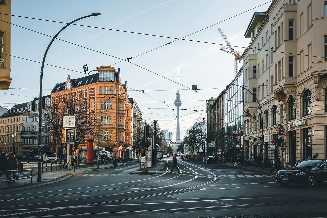 Turista a Berlino che commette un errore comune durante la visita alla città.