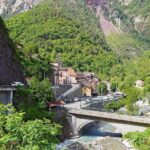 Borgo valdostano incantevole, con antiche case in pietra e paesaggio montano da fiaba.