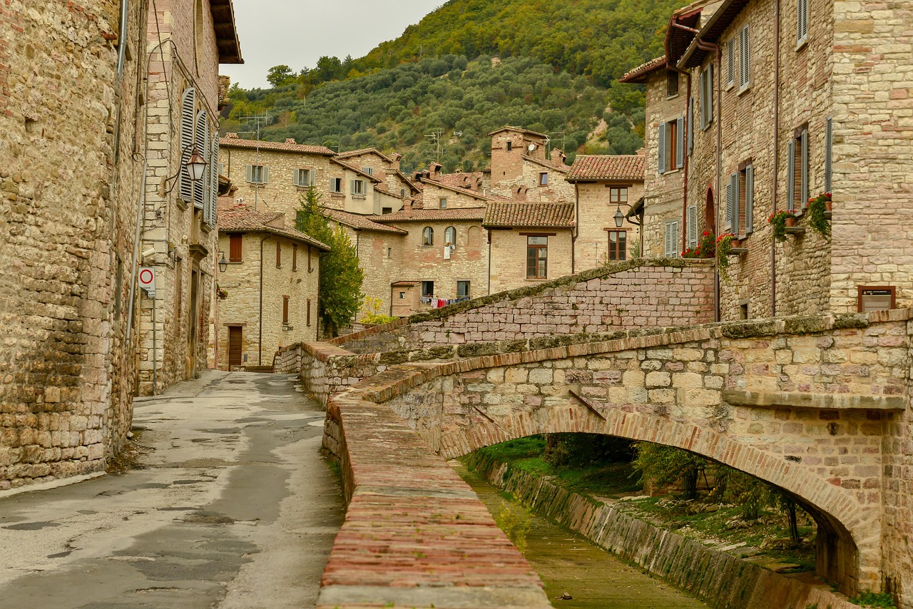 Vista panoramica del borgo tranquillo in Emilia Romagna, immerso nella natura e nel silenzio.