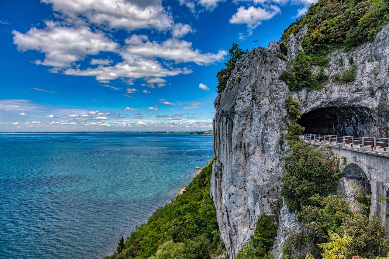 Sentiero panoramico a picco sul mare in Campania, ideale per appassionati di trekking.
