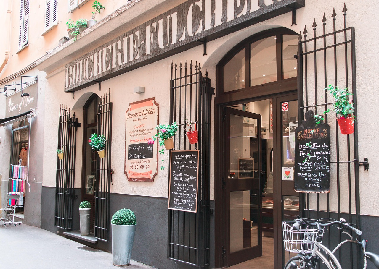 Scorcio del quartiere di Firenze con ristoranti e food truck, ideale per mangiare bene a prezzi accessibili.