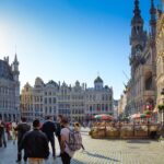 Città europea deserta in agosto, evidenziando il calo di turisti e l'atmosfera insolita.