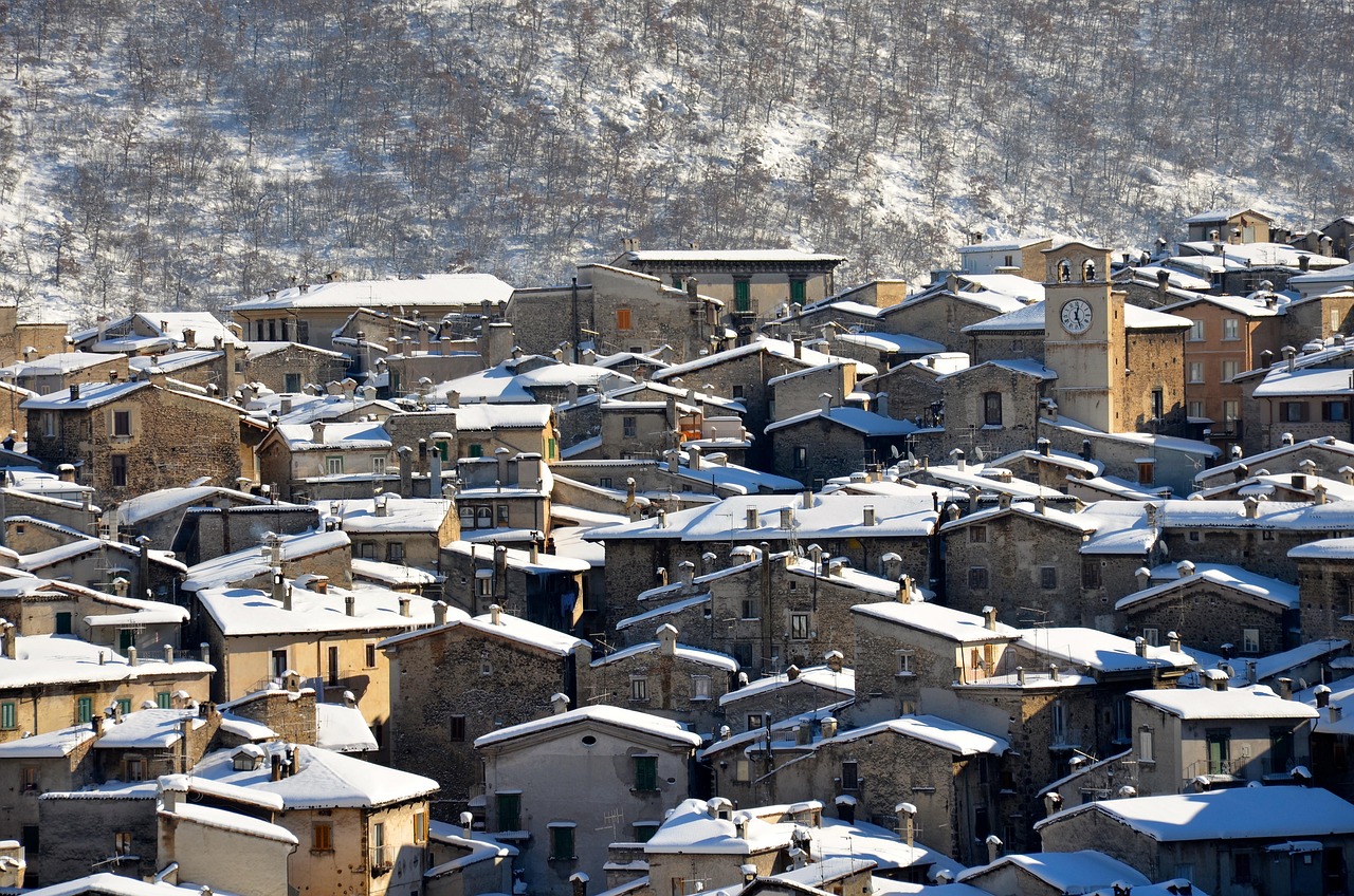 Borgo affascinante della Val d’Aosta, con case in pietra e montagne sullo sfondo.