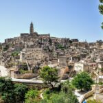 Panorama mozzafiato dei Sassi di Matera dal paese lucano, con colline e architetture storiche.