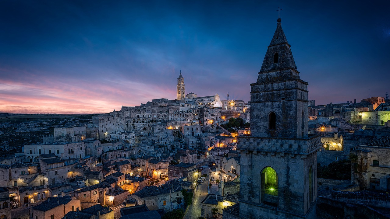 Luminarie festose illuminate a Bari, in Puglia, durante le celebrazioni natalizie.