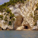 Veduta panoramica di una suggestiva località del Gargano, circondata da natura e bellezze storiche.