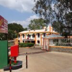 Un'affollata piazza turistica con persone e venditori ambulanti il sabato.