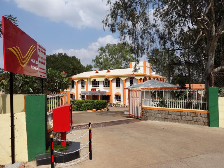 Un'affollata piazza turistica con persone e venditori ambulanti il sabato.