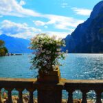 Laghi italiani immersi nella natura primaverile con fiori e verde brillante.