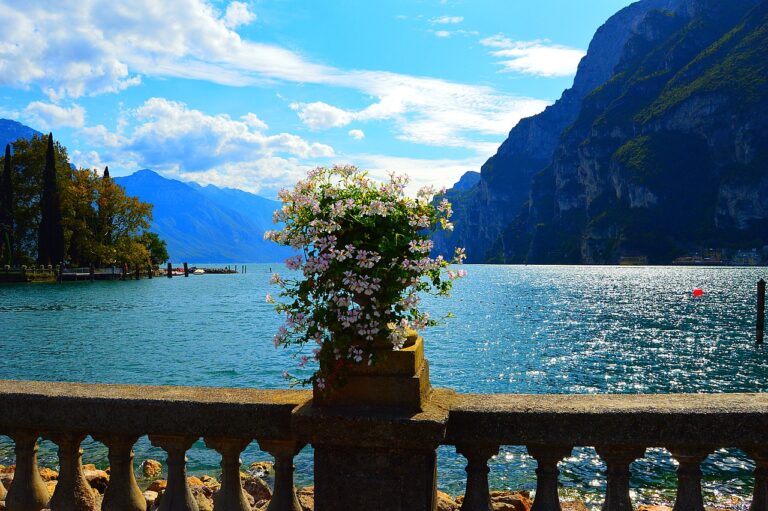 Laghi italiani immersi nella natura primaverile con fiori e verde brillante.