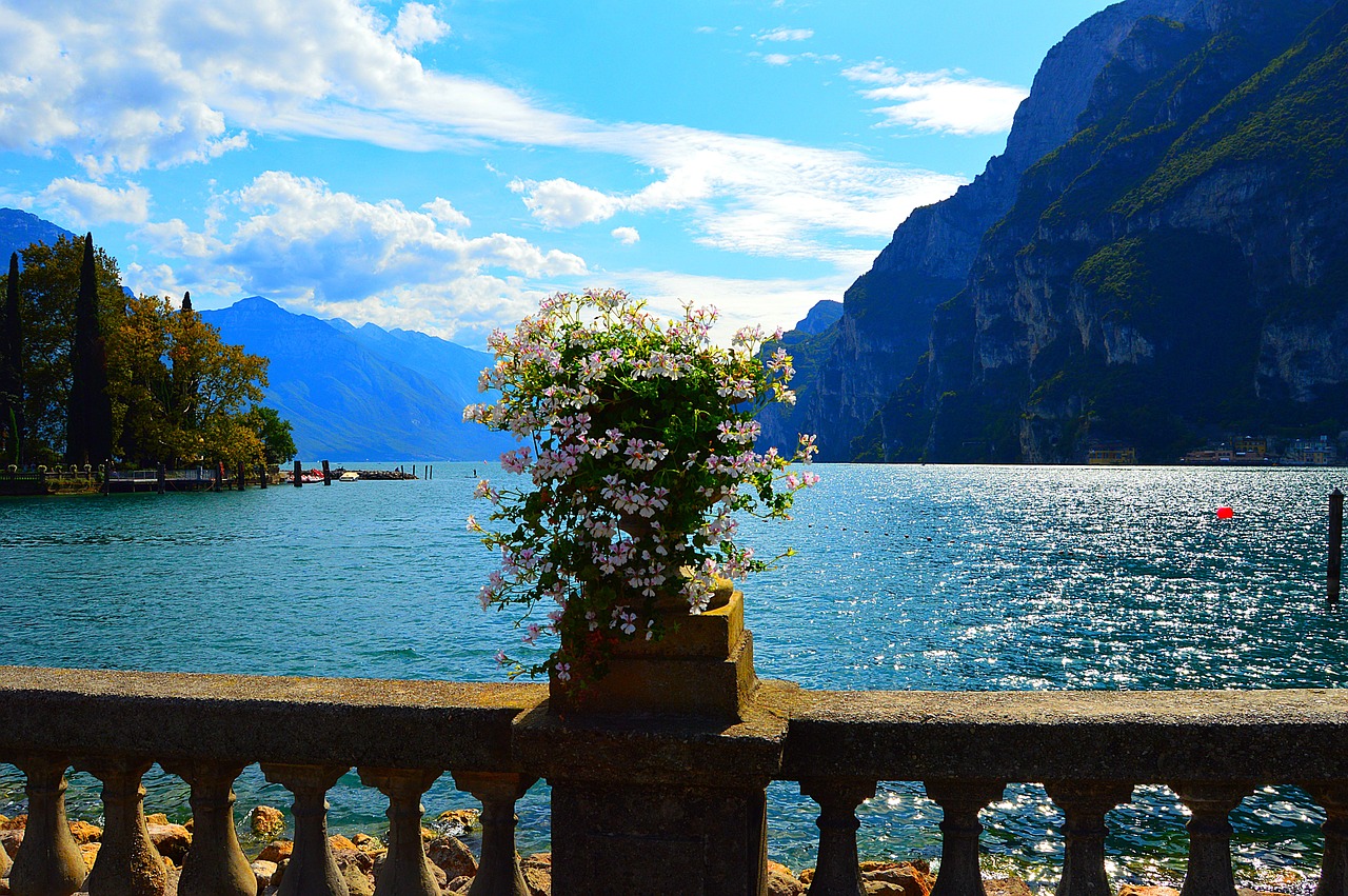 Laghi italiani immersi nella natura primaverile con fiori e verde brillante.