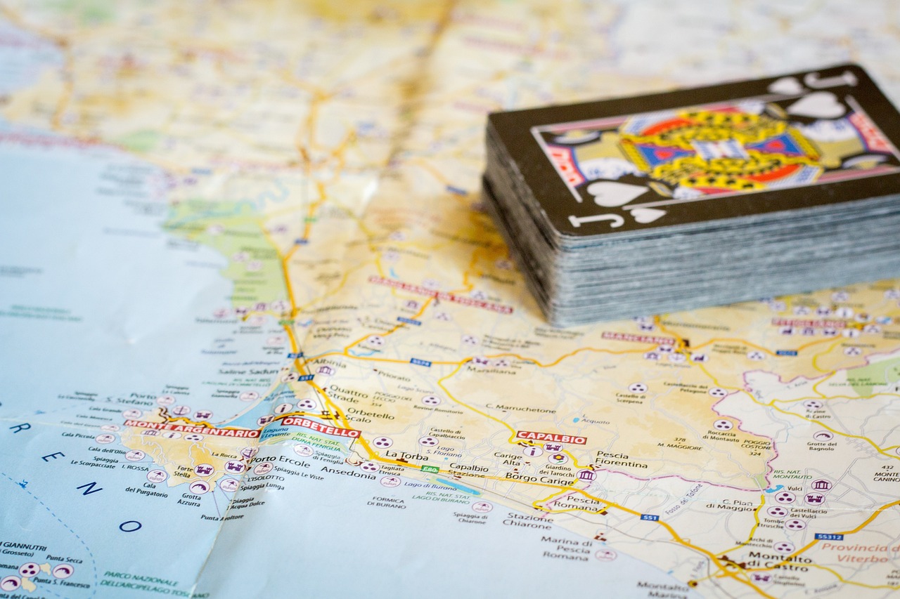 Spiaggia affollata in Romagna con ombrelloni colorati e turisti che si divertono.
