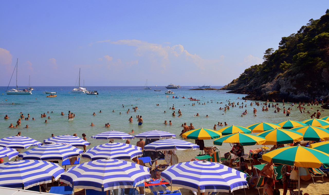 Spiaggia di Sestri Levante con acqua cristallina e sabbia dorata, ideale per una giornata di sole.