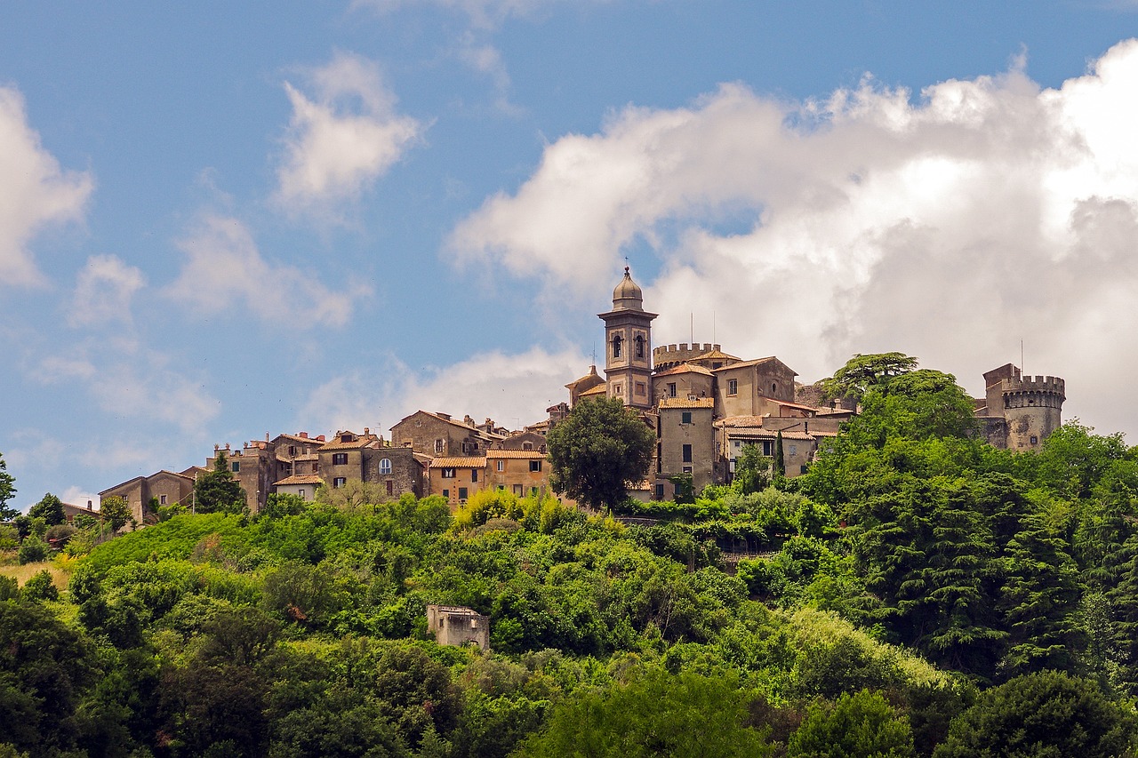 Veduta panoramica del borgo caratteristico del Lazio, con strade acciottolate e antiche abitazioni.