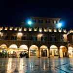 Luminarie natalizie a Lecce, strade illuminate con colori festivi e decorazioni scintillanti.