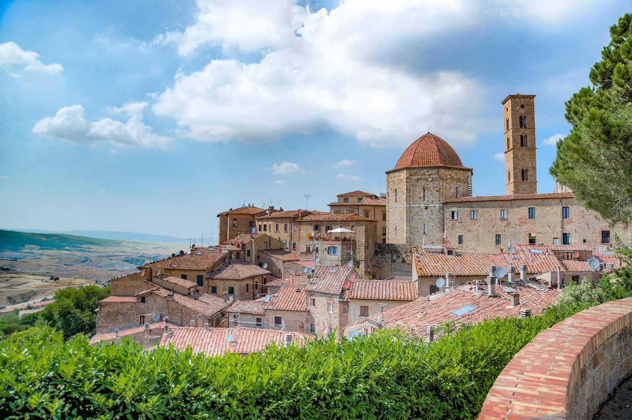 Vista panoramica di Montepulciano con cantine vinicole aperte al pubblico e vigneti circostanti.