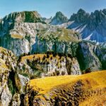 Gioiello delle Dolomiti, paesaggio mozzafiato con montagne e laghi, meta fotografica rinomata in Italia.
