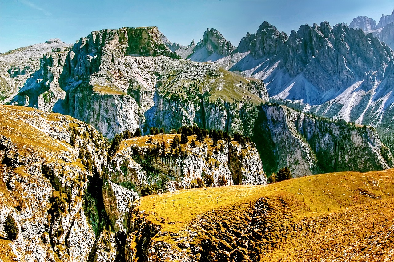 Gioiello delle Dolomiti, paesaggio mozzafiato con montagne e laghi, meta fotografica rinomata in Italia.