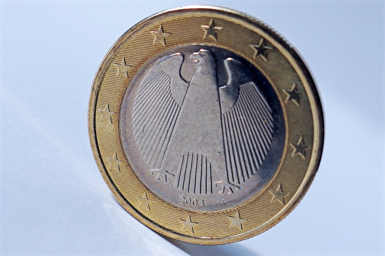 Moneta da 1 euro con l'aquila, simbolo di valore e significato storico.
