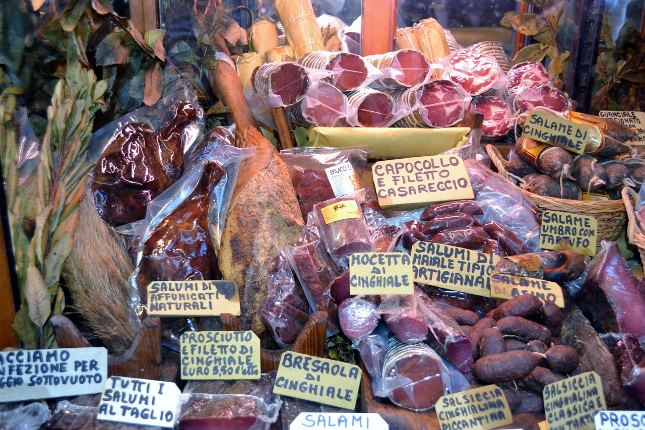 Mercato di San Lorenzo a Roma, con bancarelle di cibo fresco e prodotti locali.