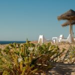Panorama dell'Algarve con spiagge dorate e scogliere, simbolo della sua crescente popolarità turistica.