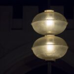 Vicoli di Lecce adornati da luminarie brillanti durante una festa tradizionale.