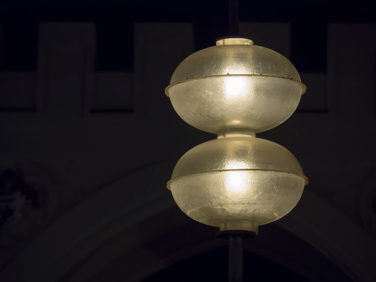 Vicoli di Lecce adornati da luminarie brillanti durante una festa tradizionale.