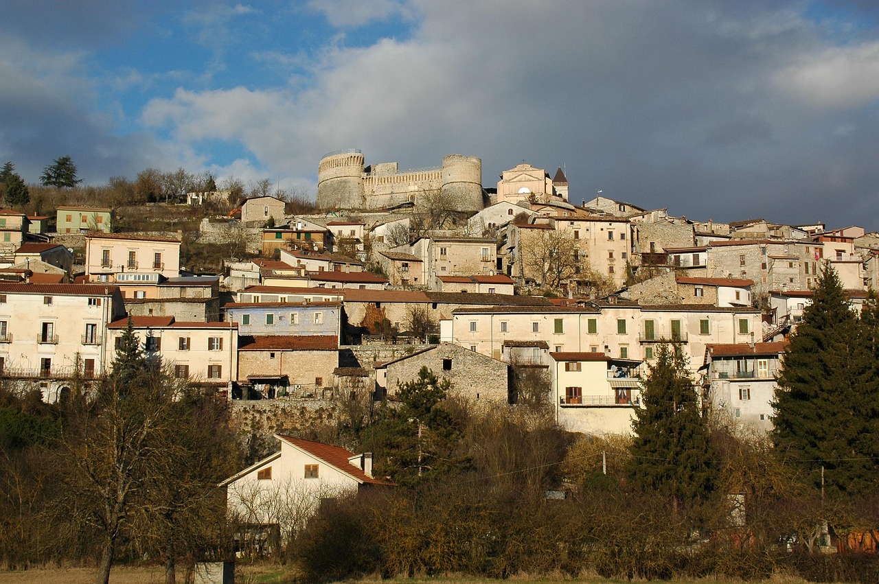 Villaggio marchigiano immerso nella natura, con alberi e uccelli che cantano nel silenzio.