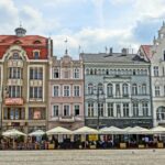 Ristorante affollato in una città europea, piatti gourmet e clienti soddisfatti.